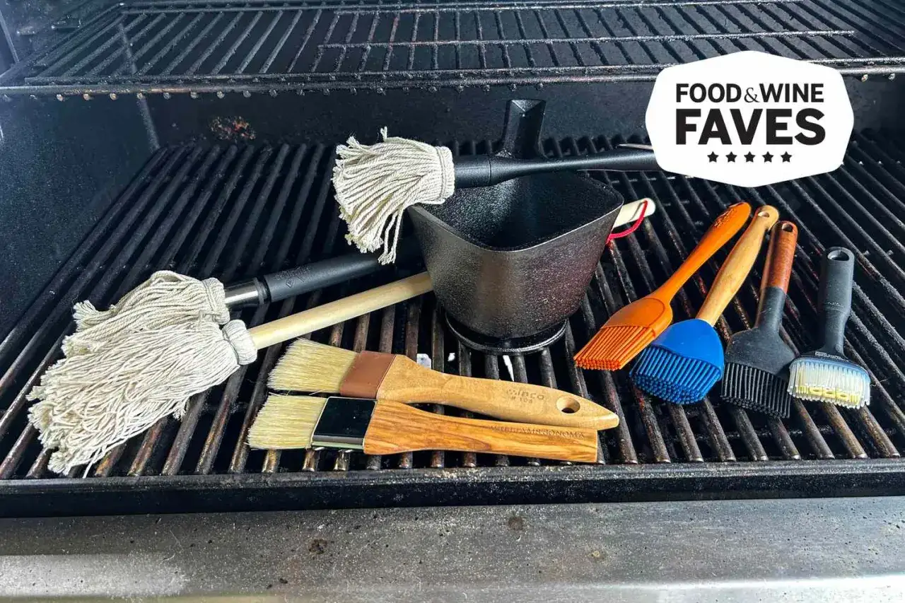 Des outils pour vous aider à comment nettoyer un grill viande : brosses, mouillettes et un petit chaudron.