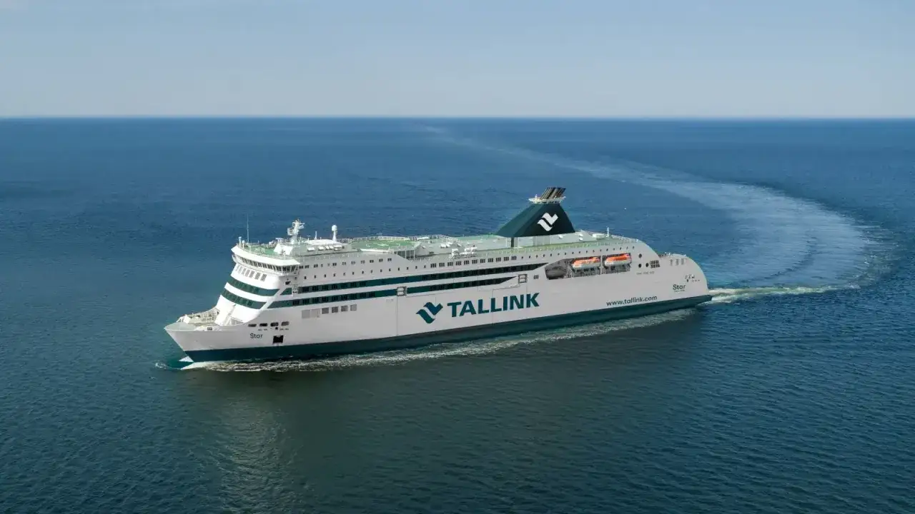 Statek pasażerski Tallink Star płynie po spokojnym morzu, zostawiając za sobą ślad na wodzie.