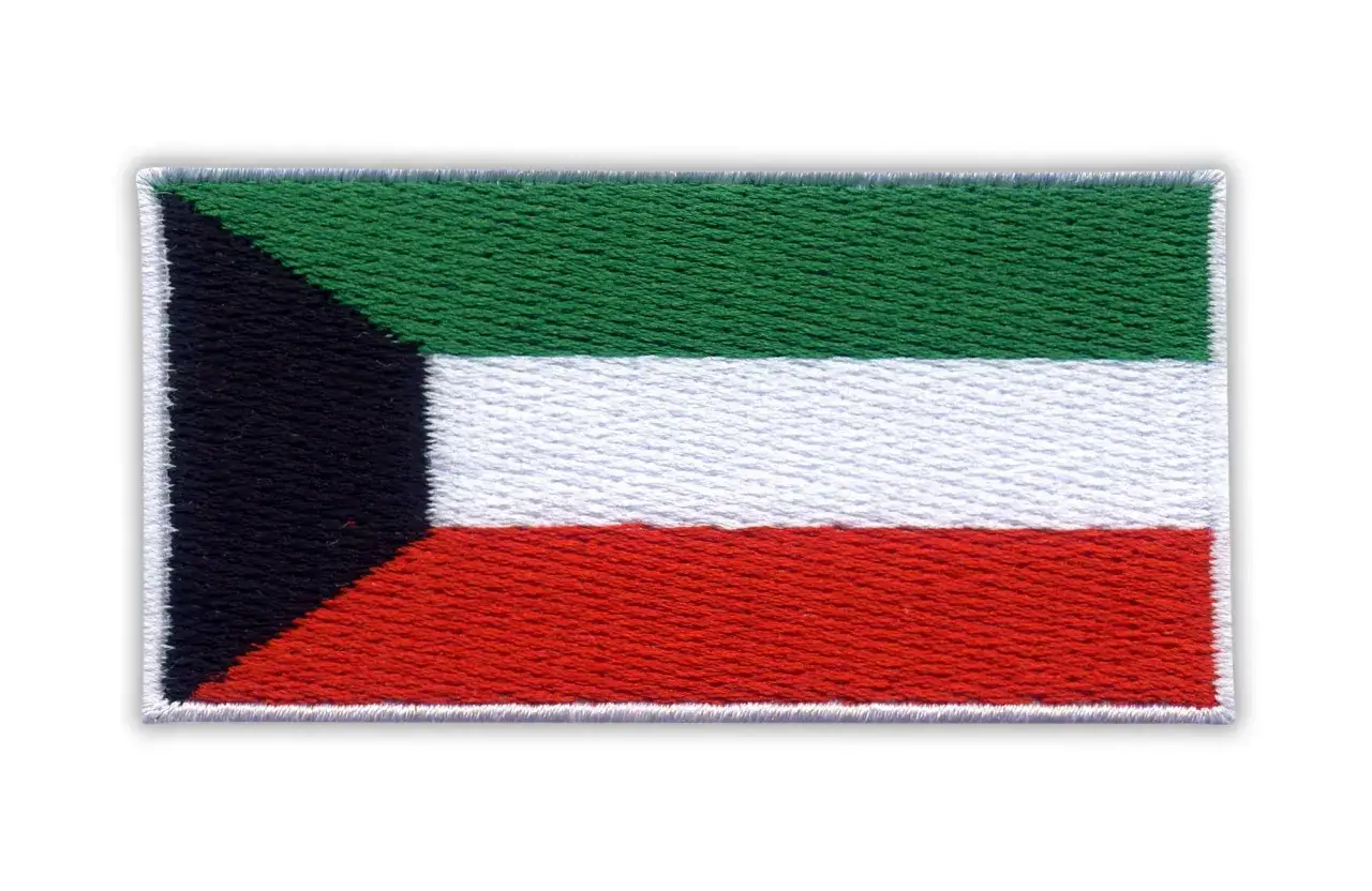 Naszywka z flagą Kuwejtu: zielony, biały i czerwony pas poziomy, z czarnym trójkątem po lewej.