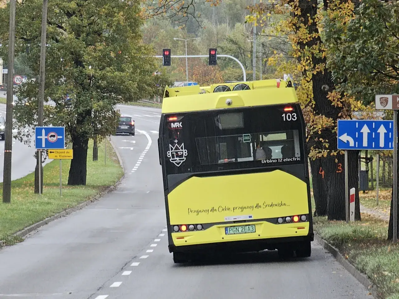 Żółty autobus MPK Gniezno, linia 103, jedzie ulicą. Sprawdź rozkład jazdy autobusów MPK Gniezno, by zaplanować podróż.