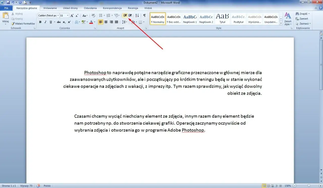 Microsoft Word z tekstem o Photoshopie. Widać pasek narzędzi z opcjami formatowania tekstu, w tym przycisk wyrównania tekstu do środka.