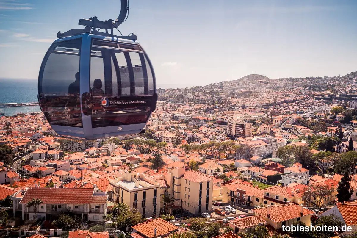 Seilbahn &uuml;ber Funchal, Madeira. Eine tolle Aussicht auf die Stadt und das Meer &ndash; so kann man auf Madeira viel erleben!