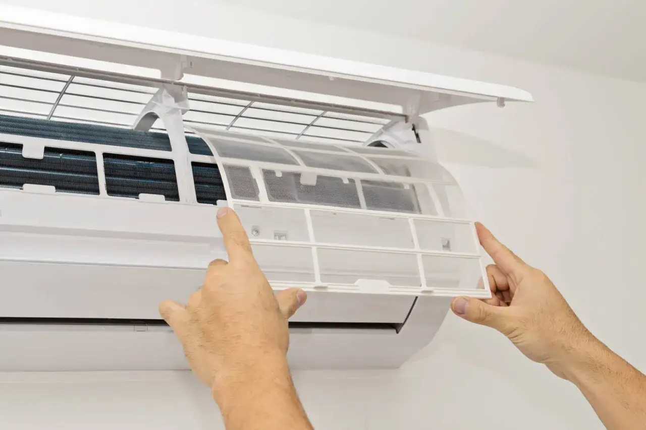 Nettoyage du filtre de climatiseur. Une cause fr&eacute;quente pour laquelle la clim s'arr&ecirc;te et red&eacute;marre est un filtre encrass&eacute;.