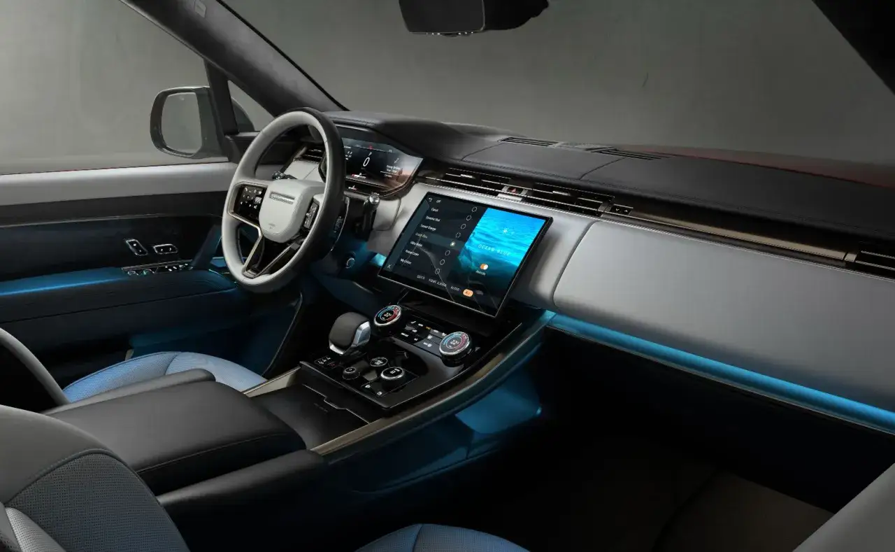 Wnętrze luksusowego SUV-a, gdzie nowoczesność spotyka komfort. To jeden z najbardziej komfortowych aut, z podświetlanym ambientowo wnętrzem i dużym ekranem dotykowym.
