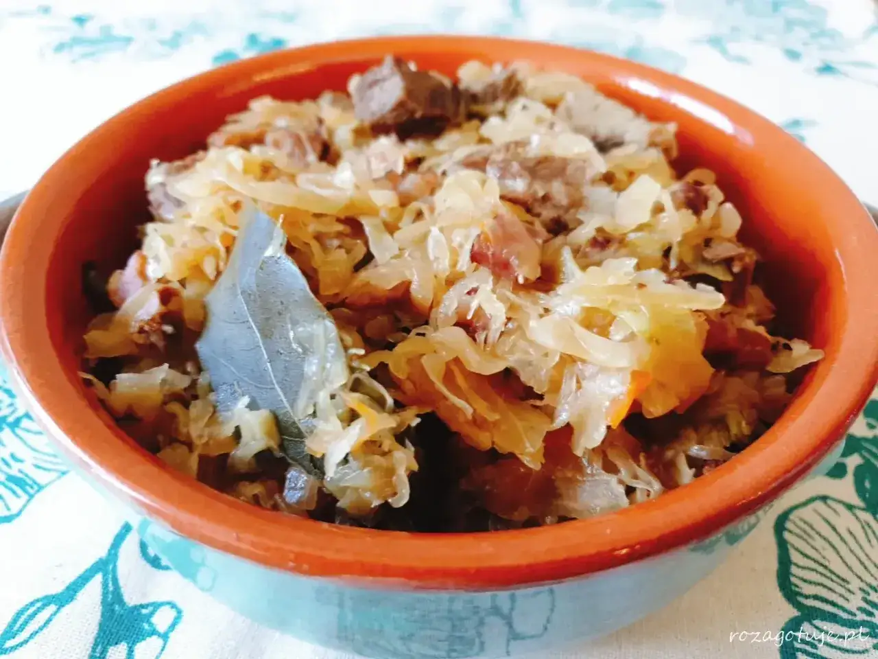 Miseczka bigosu z mięsem i kapustą, z liściem laurowym. Pyszny, sycący bigos kcal.
