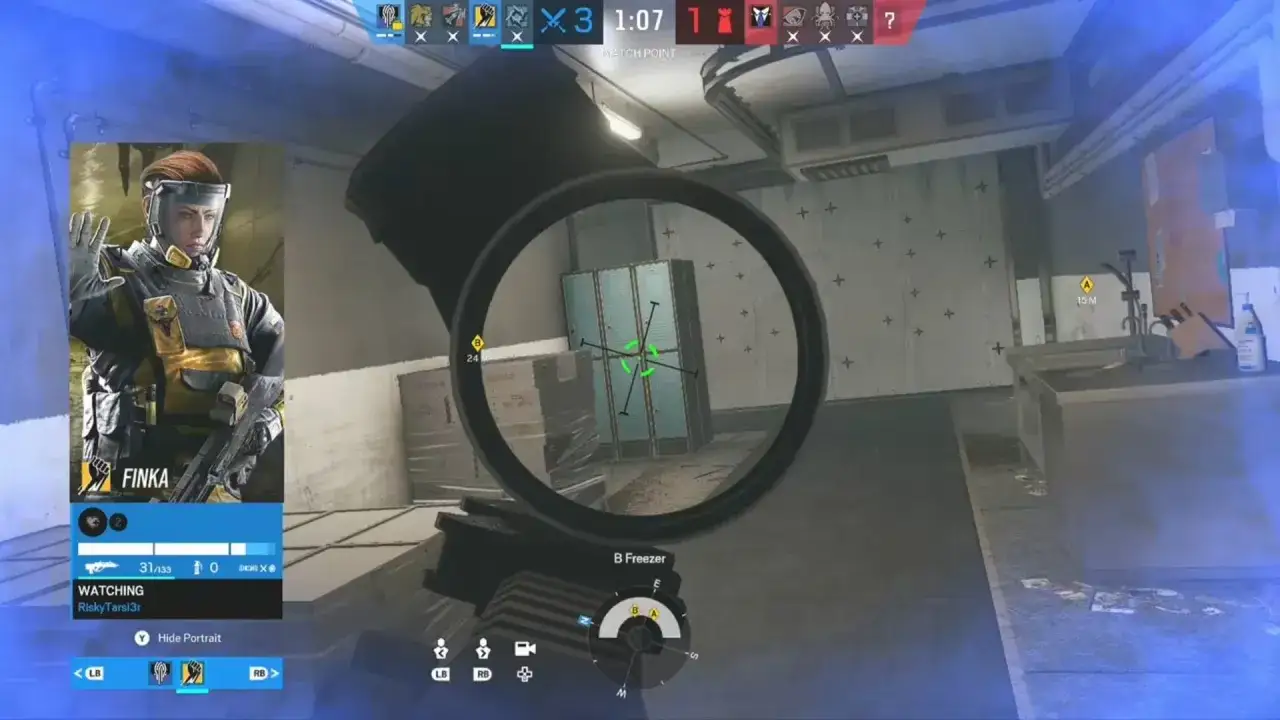 Finka im Visier, bereit für den Kampf. Rainbow Six Siege Crossplay ermöglicht es Spielern, plattformübergreifend zu spielen.
