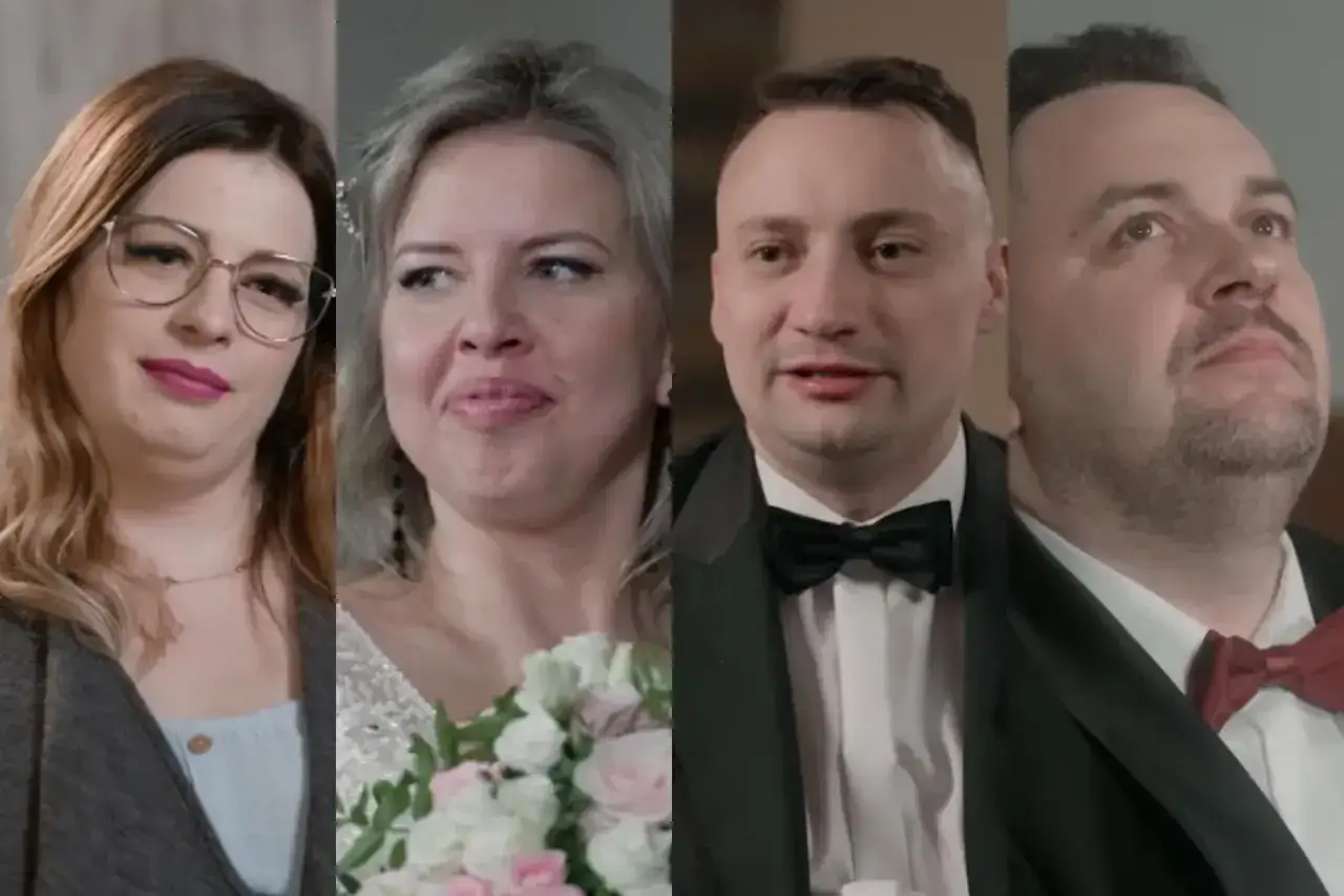 Cztery osoby w garniturach i sukni ślubnej. Uśmiechnięta panna młoda z bukietem. To uczestnicy programu