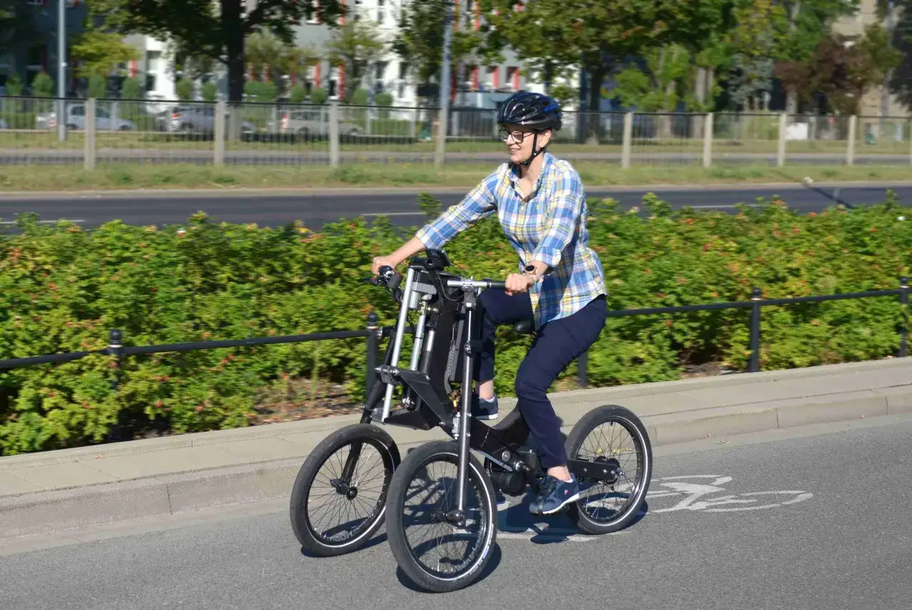 Kobieta na rowerze elektrycznym, który mógł zostać zakupiony dzięki dofinansowaniu z PFRON.
