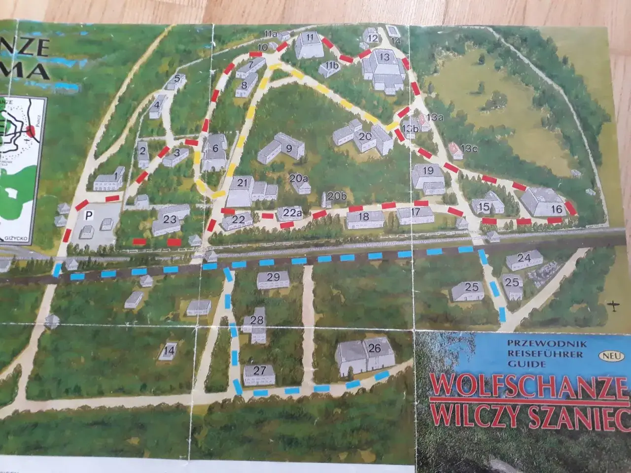 Mapa terenu Wilczego Szańca z zaznaczonymi budynkami i trasami zwiedzania.