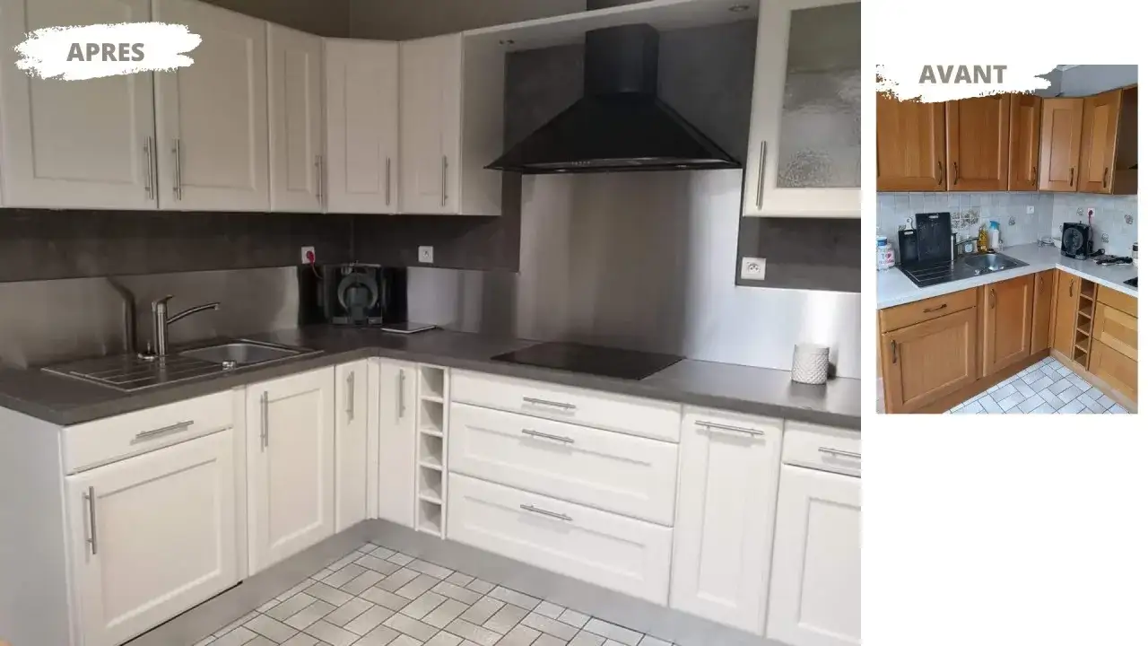Cuisine repeinte : avant/après. Les meubles en bois ont été remplacés par des meubles blancs modernes, donnant un coup de frais à la pièce.