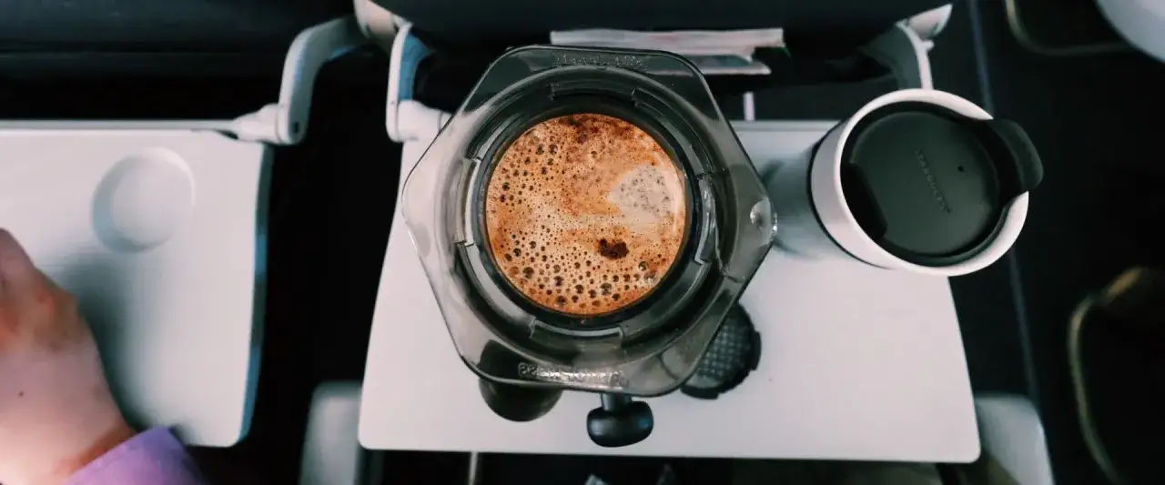 Kawa z Aeropressu na tacy w samolocie. Pytanie