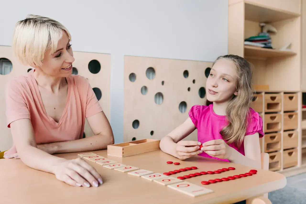 dziecko z terapeutą pedagogicznym w szkole