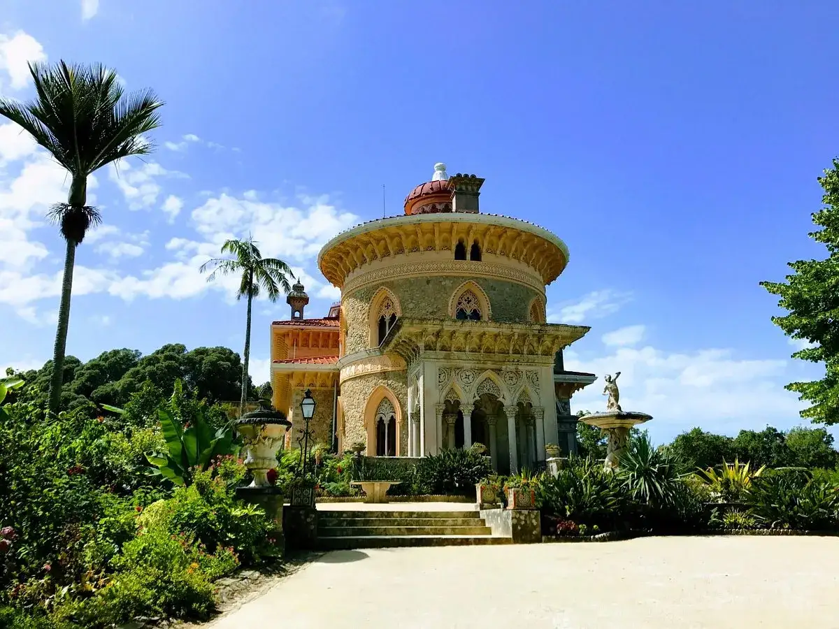 Der Monserrate Palast, ein Märchenschloss, ragt mit seinen Türmen und üppigen Gärten empor.