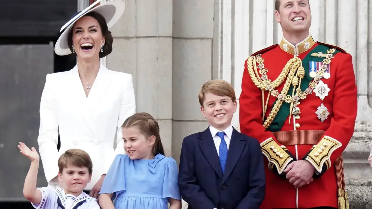 Księżna Kate i William z dziećmi na balkonie. Najnowsze wiadomości z rodziny królewskiej.