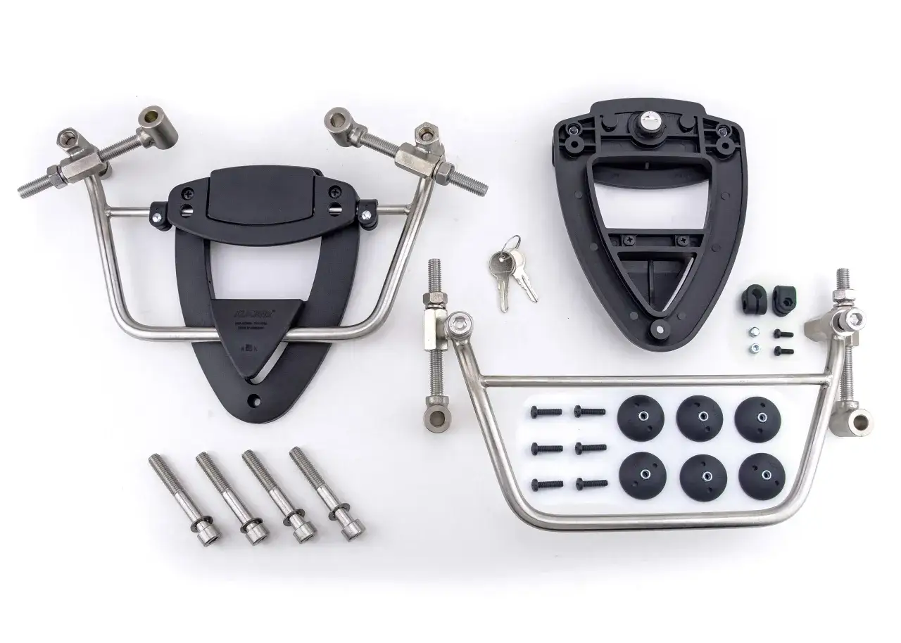 Kit completo per il supporto borse laterali moto: telai in acciaio, piastre di aggancio, viti e chiavi.