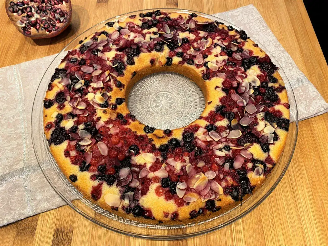 G&acirc;teau rond aux fruits rouges et amandes effil&eacute;es, parfait pour une recette financier familial.
