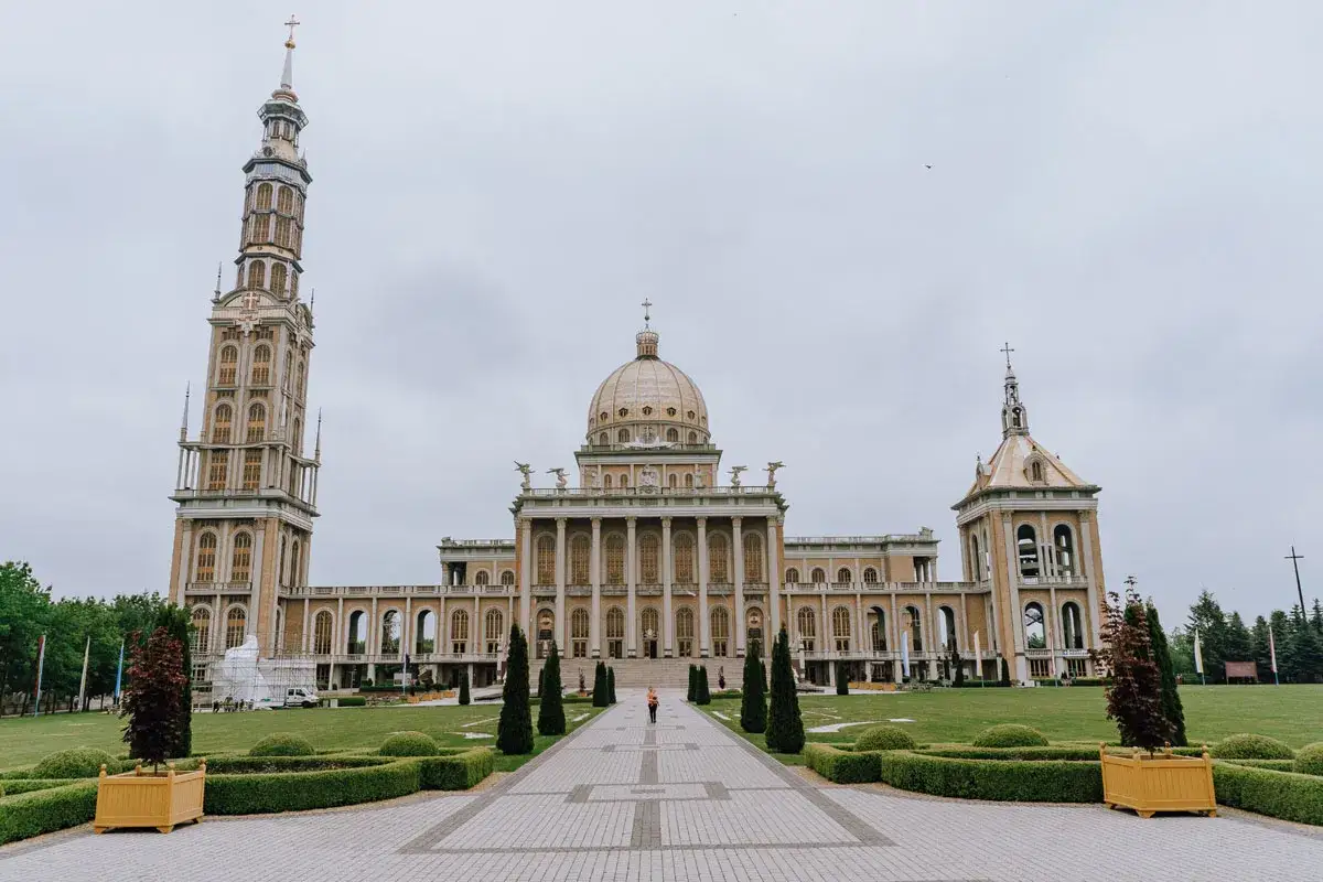 Bazylika w Licheniu, jedna z największych atrakcji Gniezna i okolic, z imponującą wieżą i kopułą.