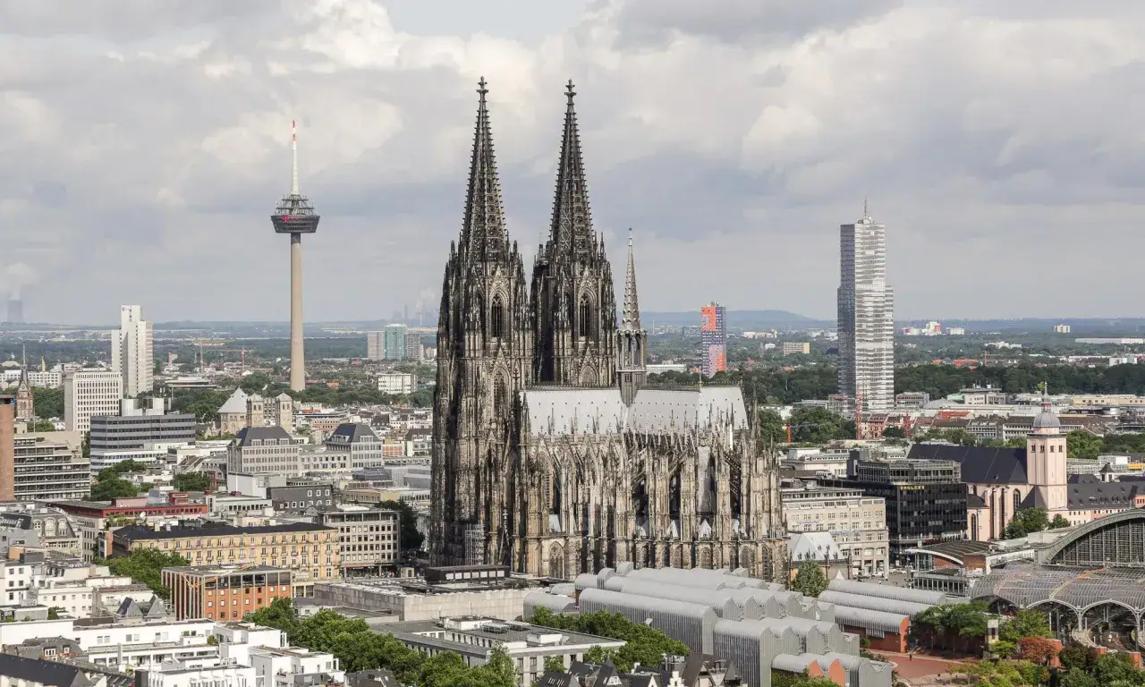 Der K&ouml;lner Dom ragt majest&auml;tisch &uuml;ber die Stadt.