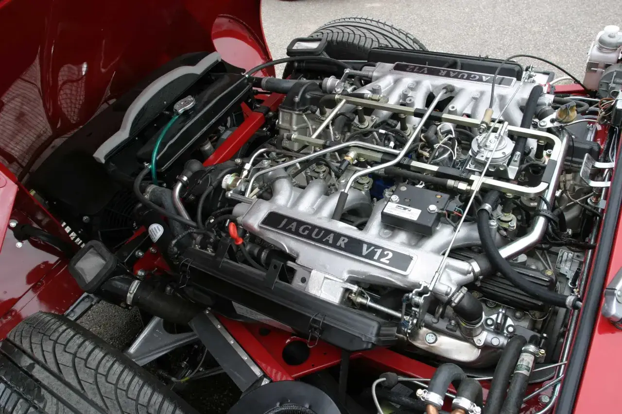 Motor Jaguar V12 con sus 12 cilindros expuestos, listo para rugir.