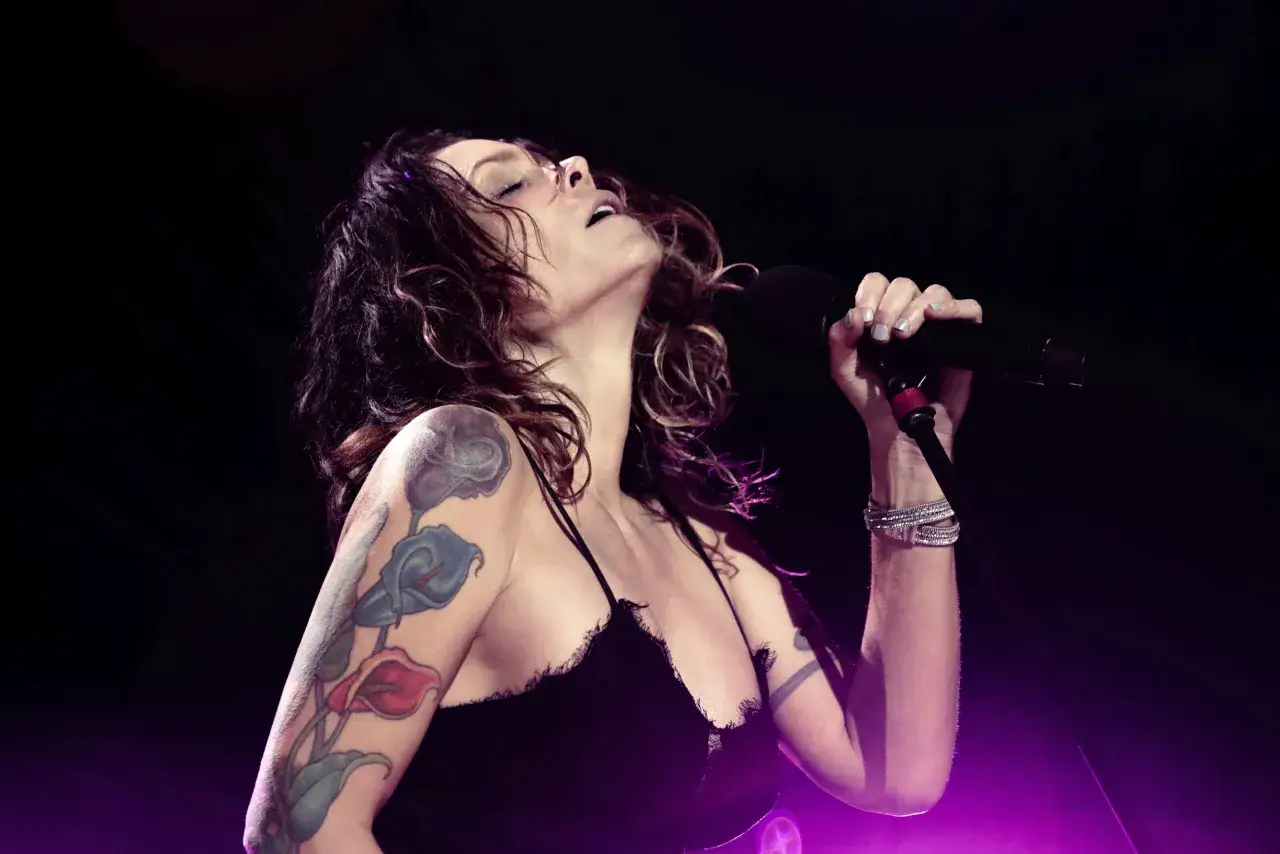 Beth Hart z tatuażem na ramieniu śpiewa z pasją. Jej utwory poruszają serca.