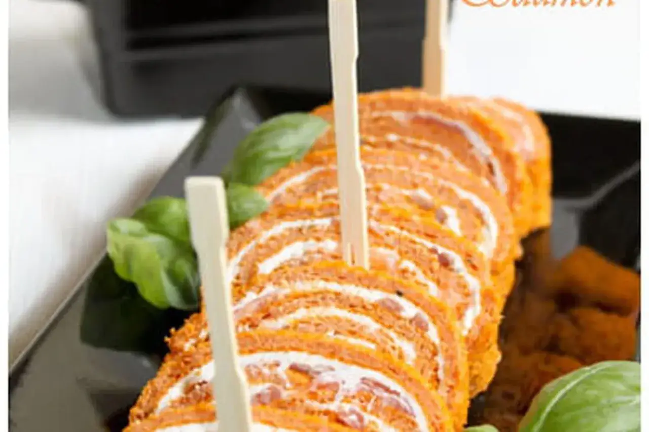 Rouleaux orange et blancs, parfaits pour un wrap apéro. Décorés de basilic frais, ils invitent à la dégustation.
