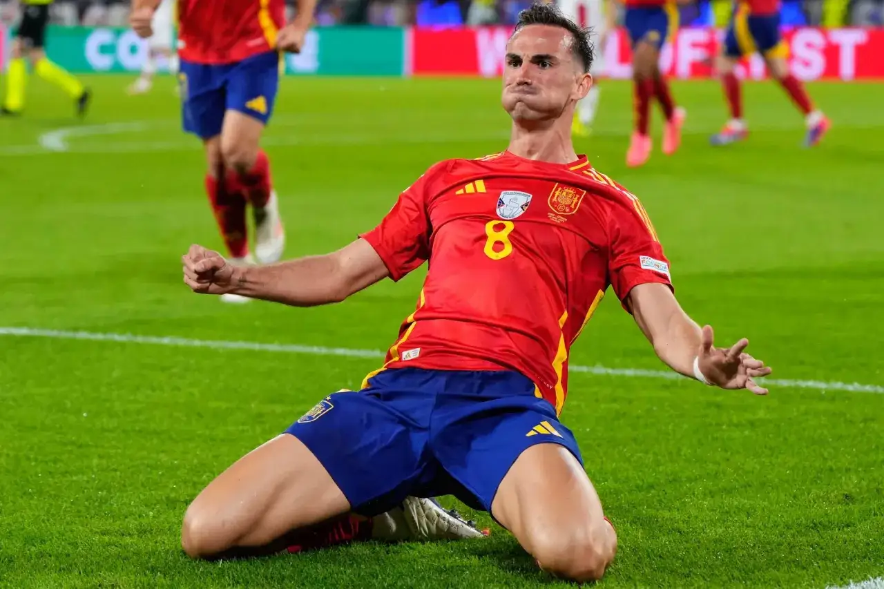 Fabian Ruiz celebra un gol con la selecci&oacute;n espa&ntilde;ola, arrodillado en el c&eacute;sped con expresi&oacute;n de j&uacute;bilo.