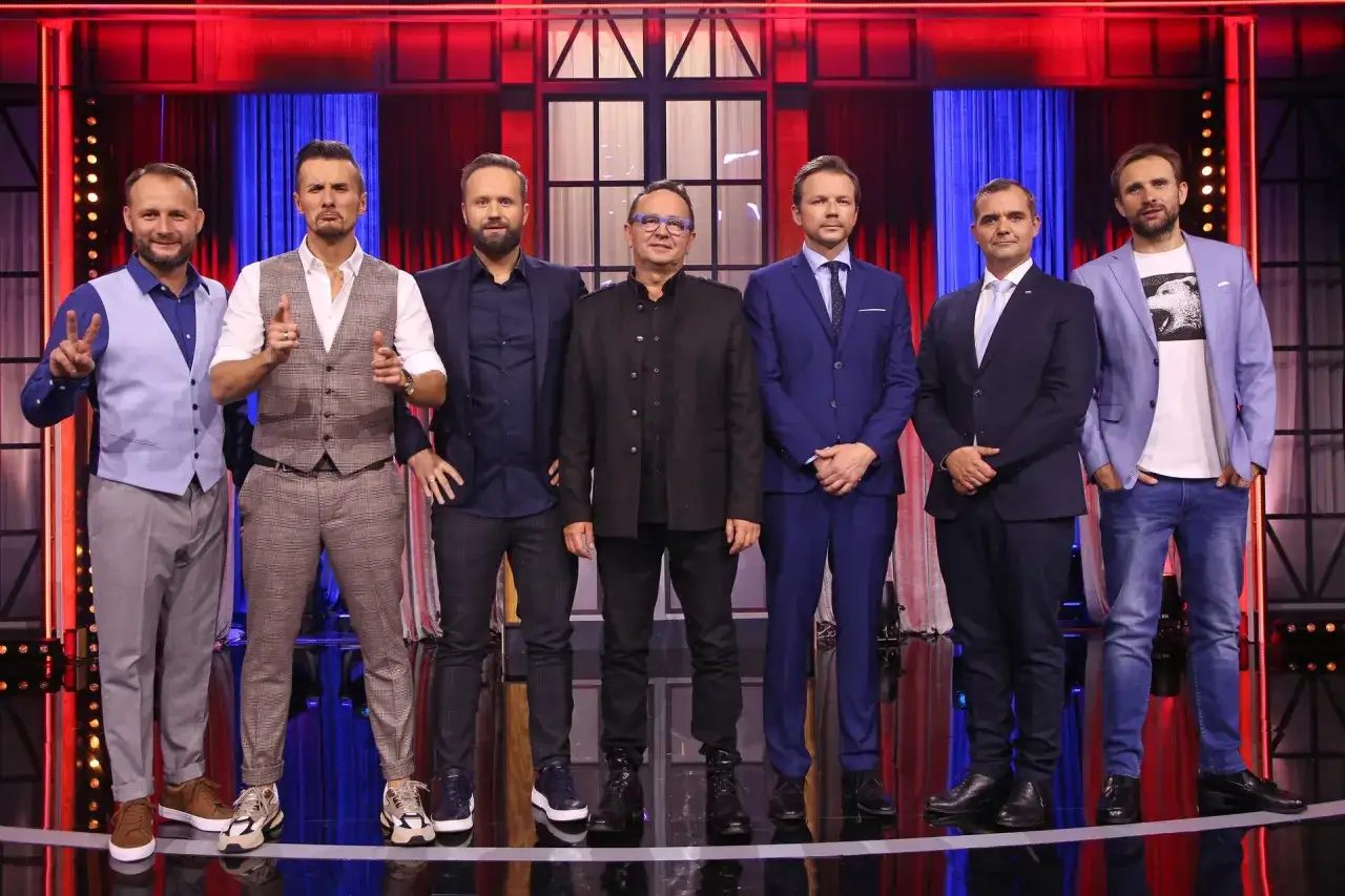 Sześciu mężczyzn na scenie, członkowie kabaretu Skeczów Męczących.