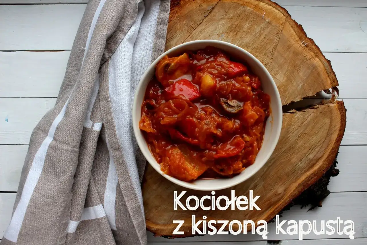 Kociołek z kiszoną kapustą, sycące danie z mięsem i warzywami, idealne na jesienne wieczory.