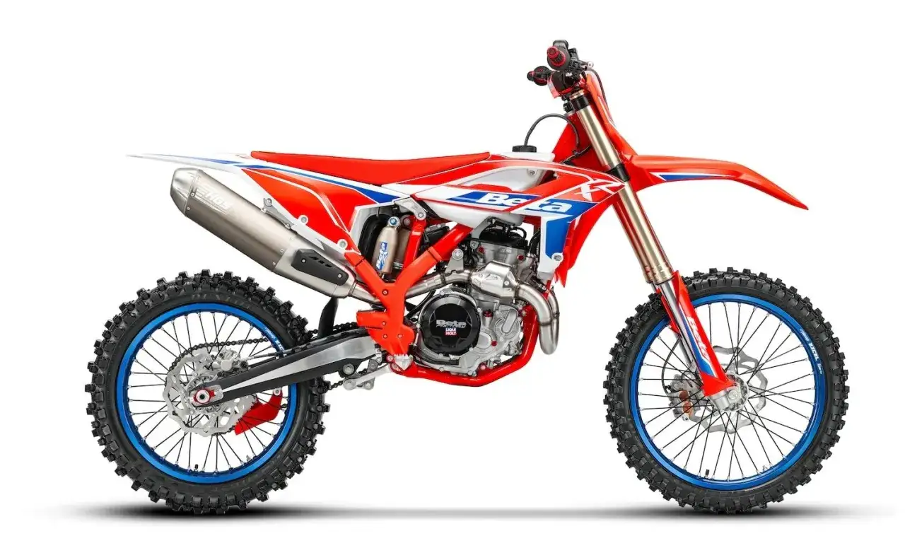 Moto de enduro pro Beta roja y blanca con detalles azules en las llantas. Lista para la acción.