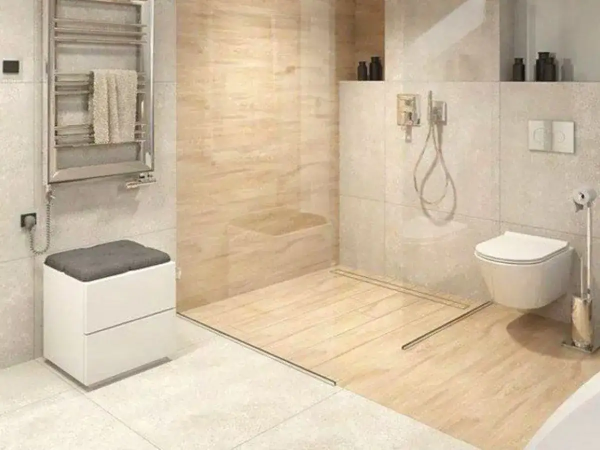 Idee piastrelle bagno piccolo: pavimento effetto legno e pareti in resina chiara creano un ambiente moderno e luminoso.