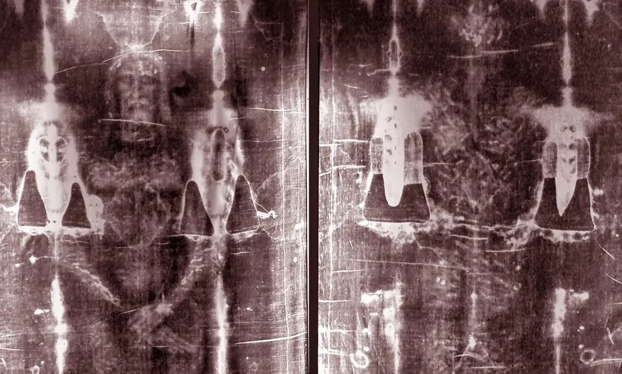 Fragmentary image of co to jest całun, ukazujący zarys postaci ludzkiej na płótnie.