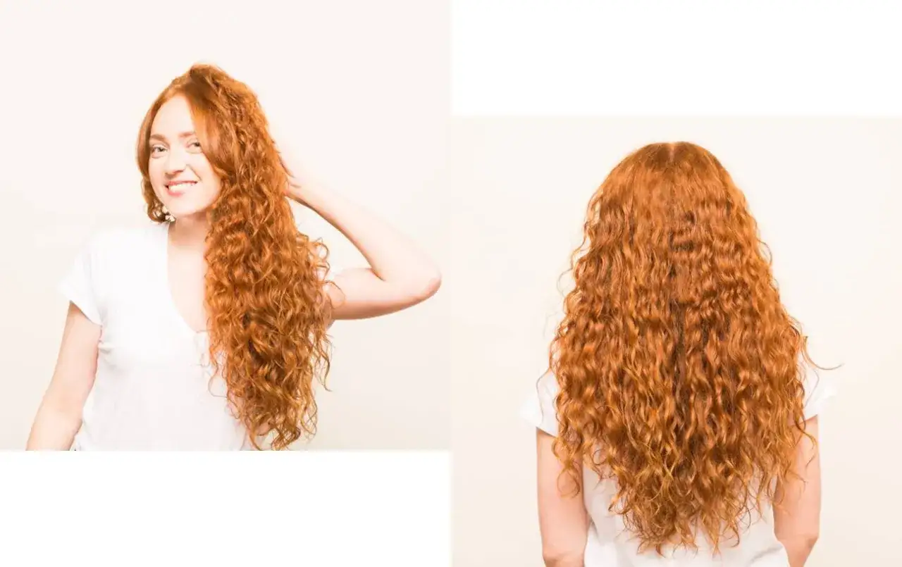 Une femme au sourire radieux admire ses magnifiques cheveux frisés roux, montrés de face et de dos.