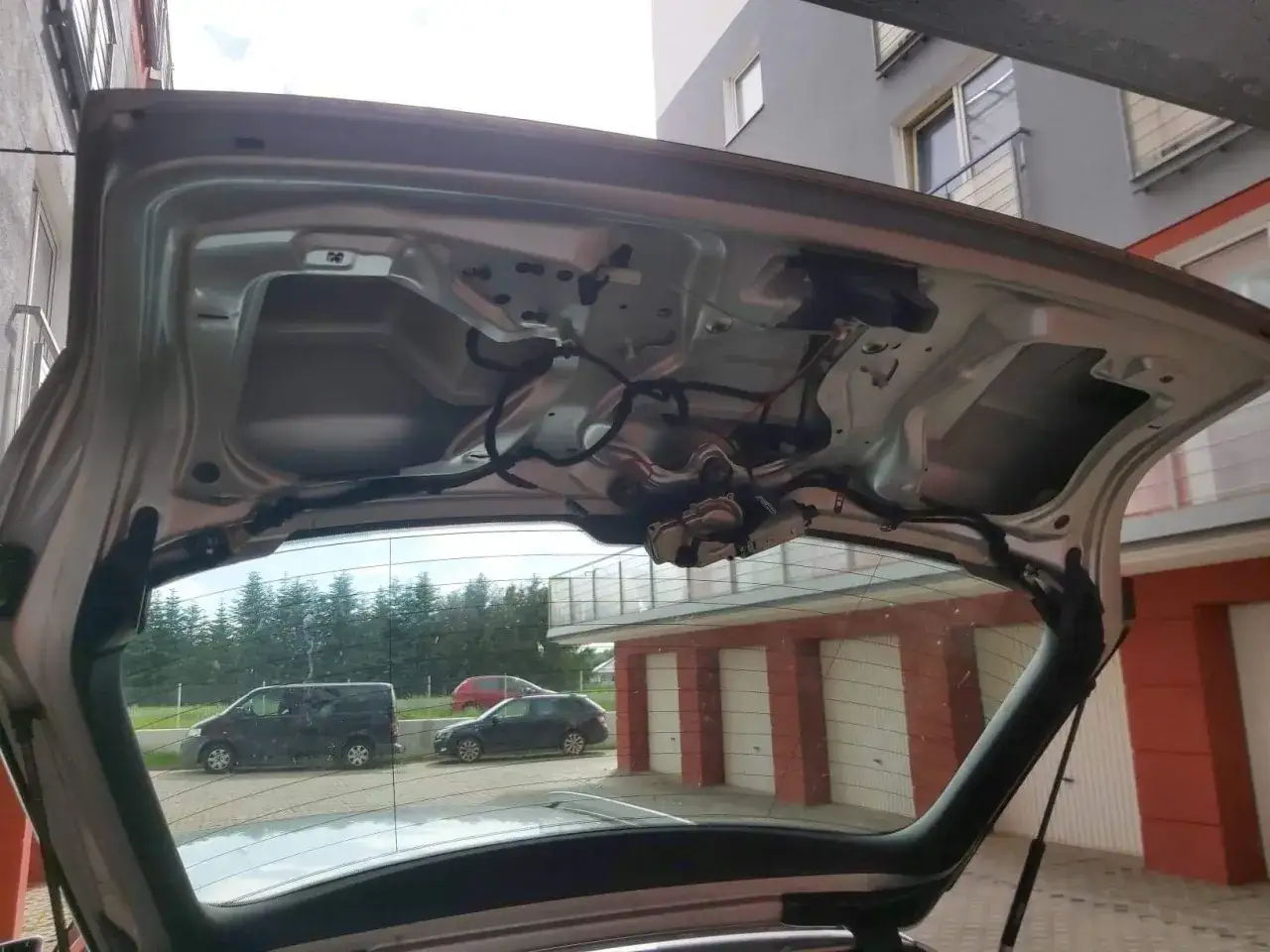 Demontaż tapicerki bagażnika Audi A4 B5