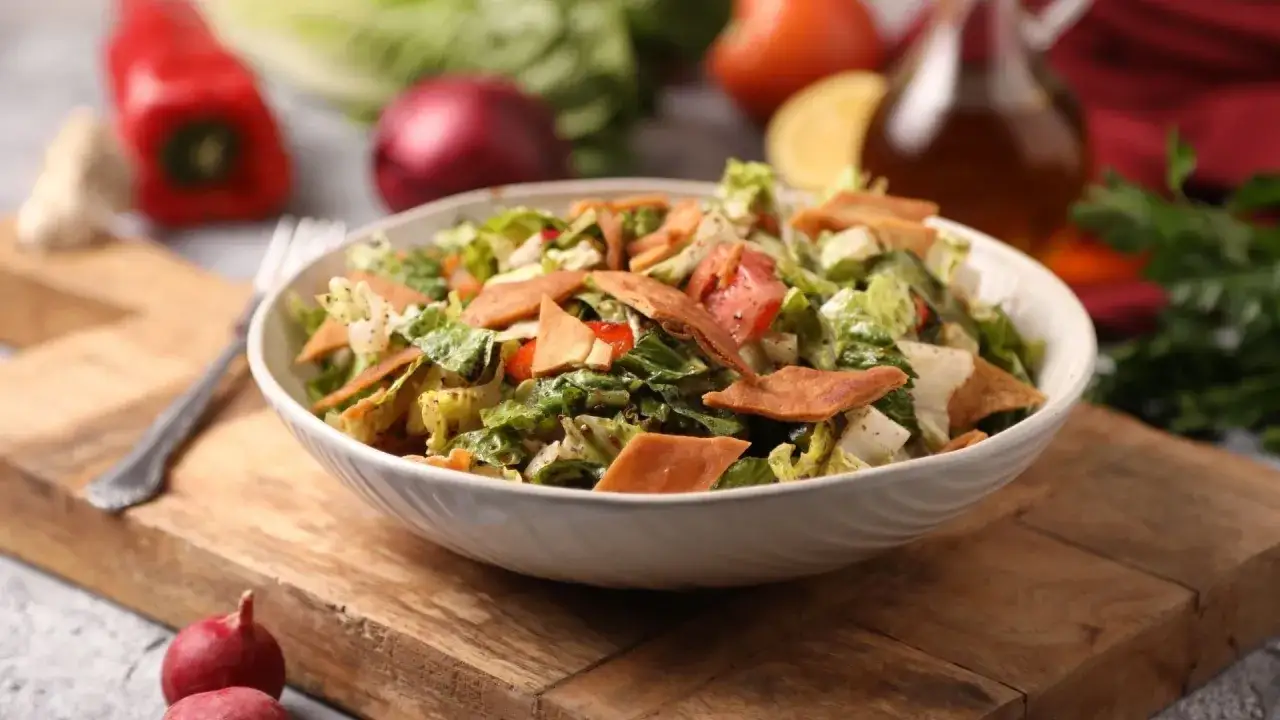 Frischer Fattoush Salat mit knusprigem Pitabrot, Tomaten und Kr&auml;utern. Ein tolles Fattoush Rezept f&uuml;r den Sommer.