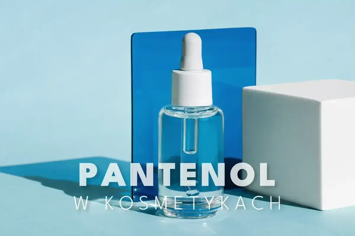 Butelka z serum na tle niebieskiego szkła i białego sześcianu. Dowiedz się, panthenol co to za składnik w kosmetykach.