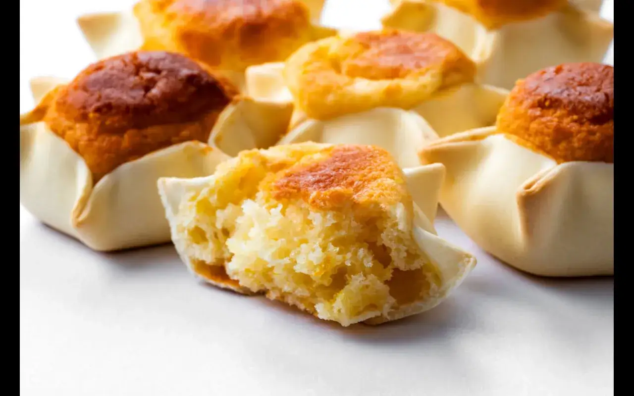 Dolce sardo, piccoli dolcetti dorati con un interno soffice, pronti per essere gustati.