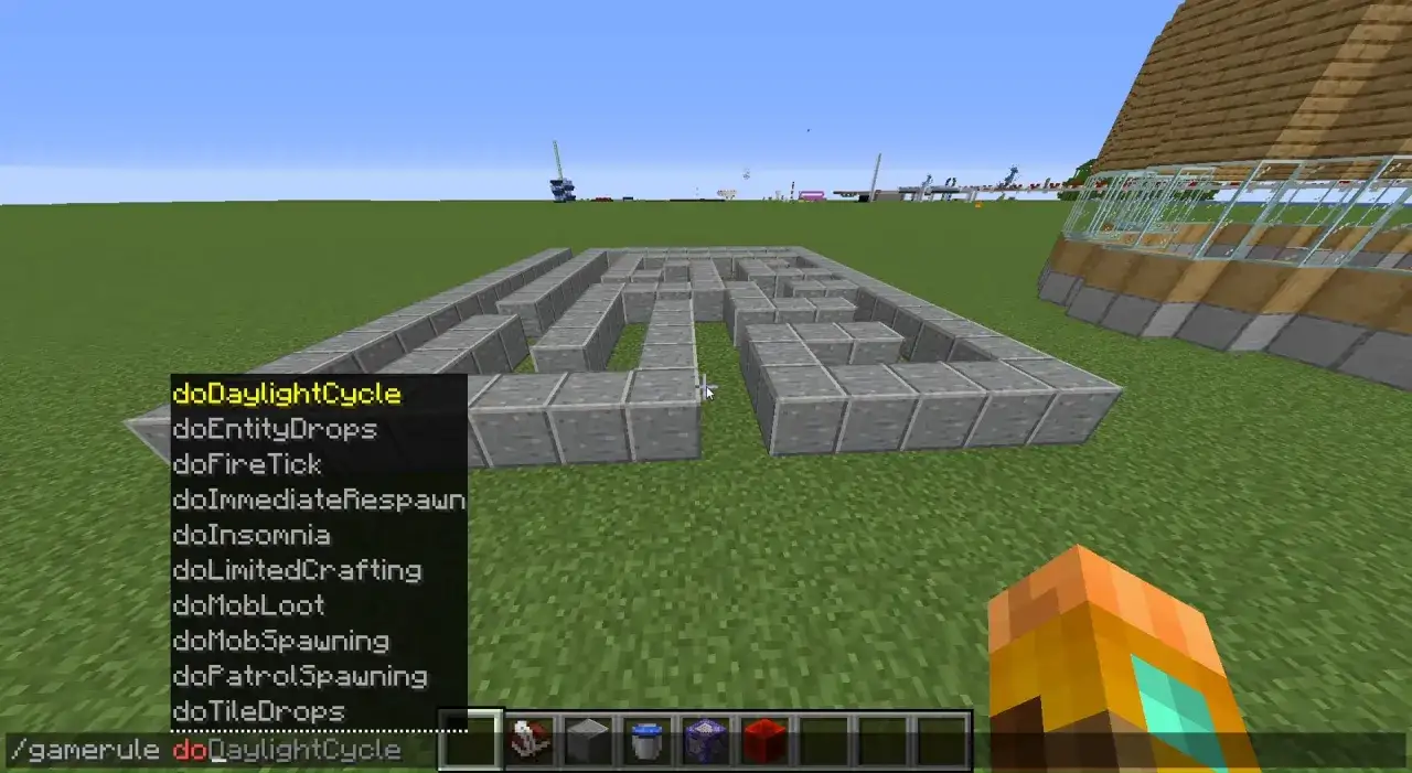 Labirynt z kamienia w Minecraft. Widoczne komendy, w tym /gamerule doDaylightCycle, do zarządzania cyklem dnia i nocy.