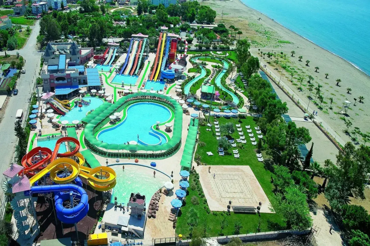 Wodny raj z kolorowymi zjeżdżalniami, basenami i plażą. Idealne miejsce na wakacje w stylu club cactus paradise.