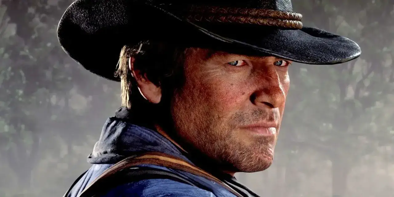 Arthur Morgan w kapeluszu, z niebieską koszulą i ramiączkami, spogląda w bok.