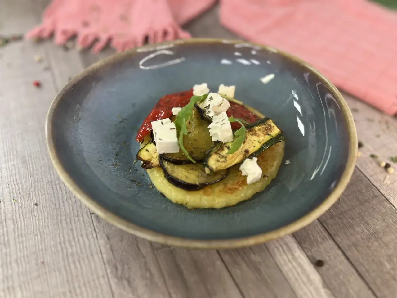 Gegrilltes Gemüse mit veganem Feta auf Kartoffelboden – eine köstliche Idee für vegane Grillrezepte.