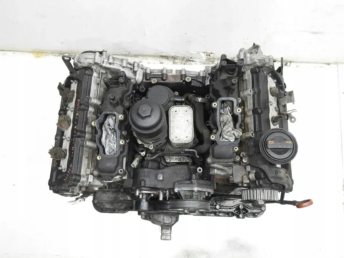 Silnik Audi A6 C6 2.7 TDI, gotowy do montażu. Widoczne elementy układu paliwowego i smarowania.