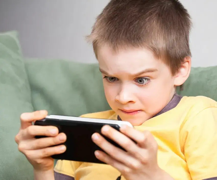 telefon zaufania dla dzieci, terapia rodzinna uzależnienia od internetu