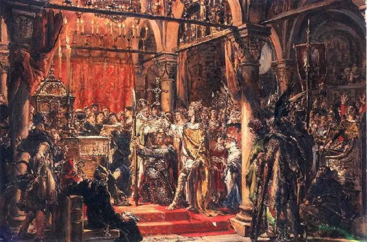 Uroczysta scena koronacji, gdzie 1 król polski przyjmuje insygnia władzy. Tłum świadków, bogate szaty, atmosfera historycznego wydarzenia.