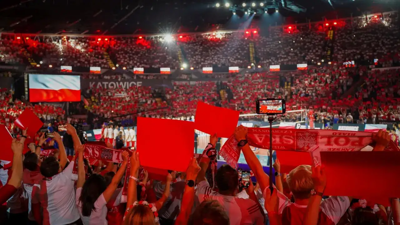 Tłum kibic&oacute;w w Katowicach podczas siatk&oacute;wka mężczyzn p&oacute;łfinały. Widzowie w biało-czerwonych barwach, flagi i transparenty.