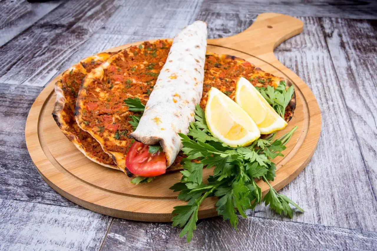 Lahmacun med köttfärs och grönsaker, perfekt för ett snabbt lahmacun recept. Serveras med citron och persilja.