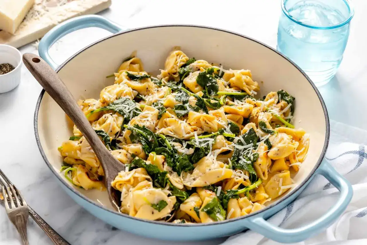 Pyszne tortellini ze szpinakiem i parmezanem. Idealne danie na szybką kolację, które zachwyci każdego.