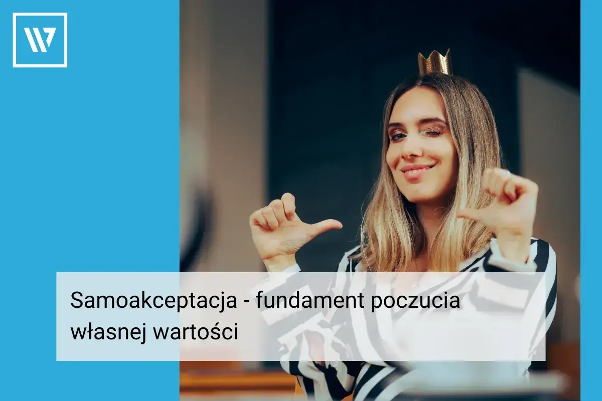 Kobieta w koronie z dumą pokazuje gest