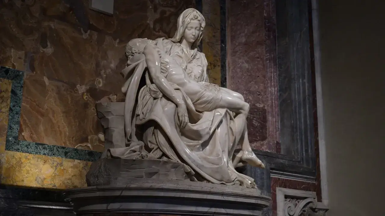 La Pieta de Michel Ange, chef-d'œuvre de marbre, représente la Vierge Marie tenant le corps du Christ.