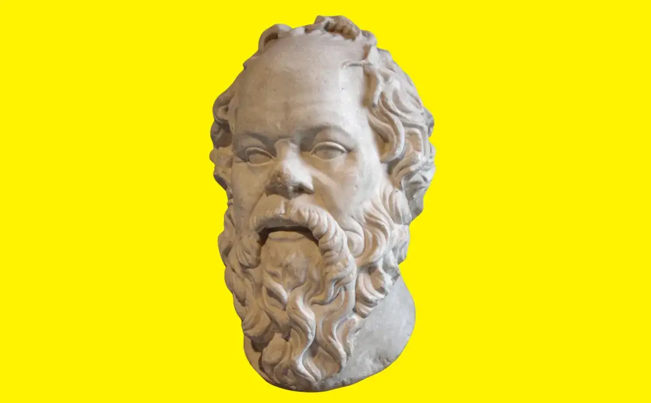 Busto de m&aacute;rmol de S&oacute;crates, con su barba caracter&iacute;stica, sobre un fondo amarillo brillante. Evoca las profundas frases de S&oacute;crates.
