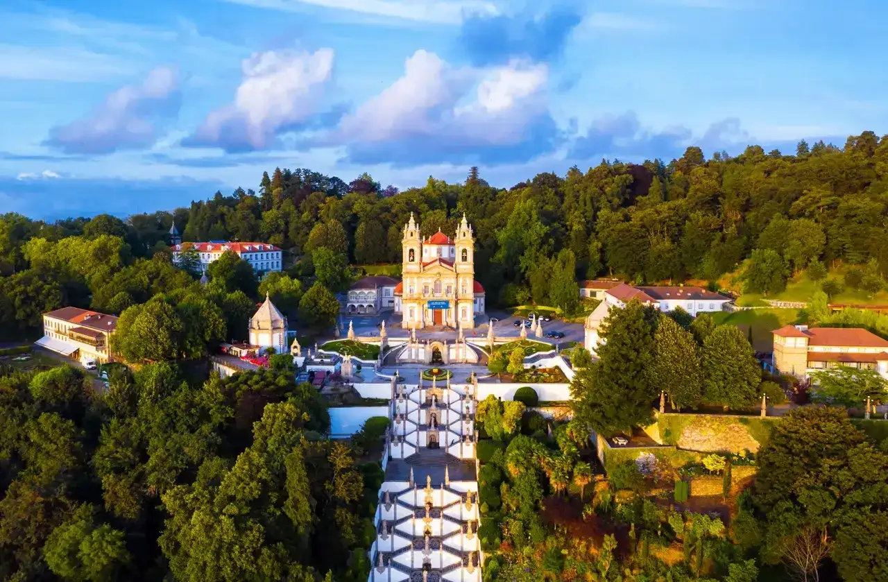 Impresionante vista a&eacute;rea del Santuario del Bom Jesus do Monte, un lugar clave que ver en Braga, con su ic&oacute;nica escalinata y rodeado de exuberante vegetaci&oacute;n.